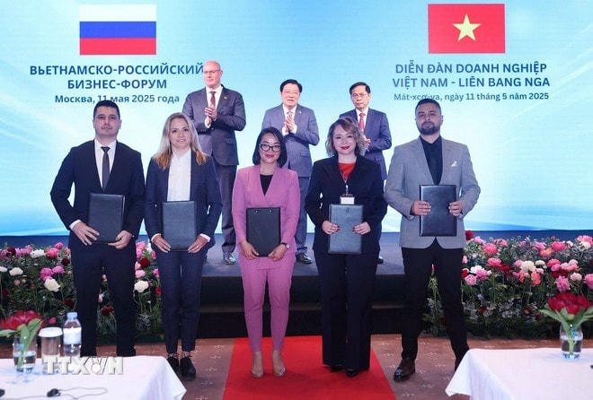 Lễ trao các văn kiện hợp tác giữa doanh nghiệp hai nước. (Ảnh: Thống Nhất/TTXVN) ttxvn-1105-tong-bi-thu-dien-dan-doanh-nghiep-viet-nam-nga-11.jpg