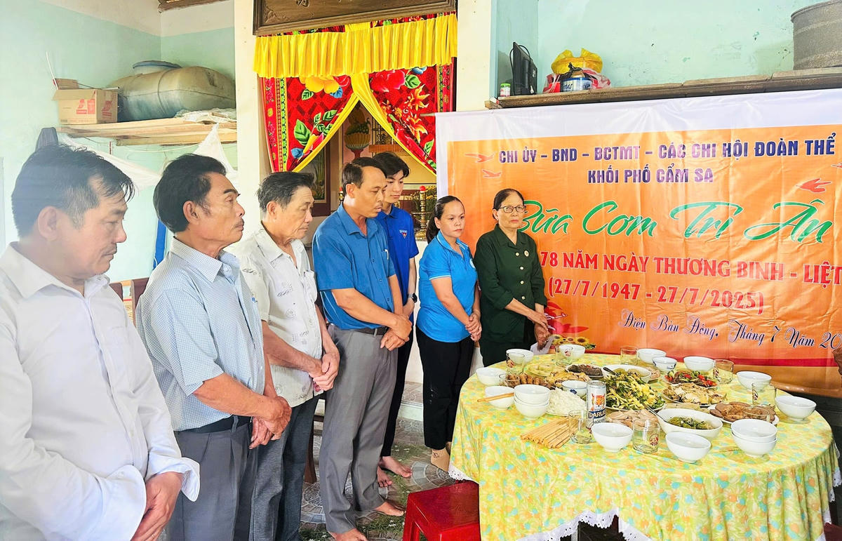 Người dân làng Cẩm Sa làm bữa cơm tri ân anh hùng liệt sĩ. Ảnh: CV.