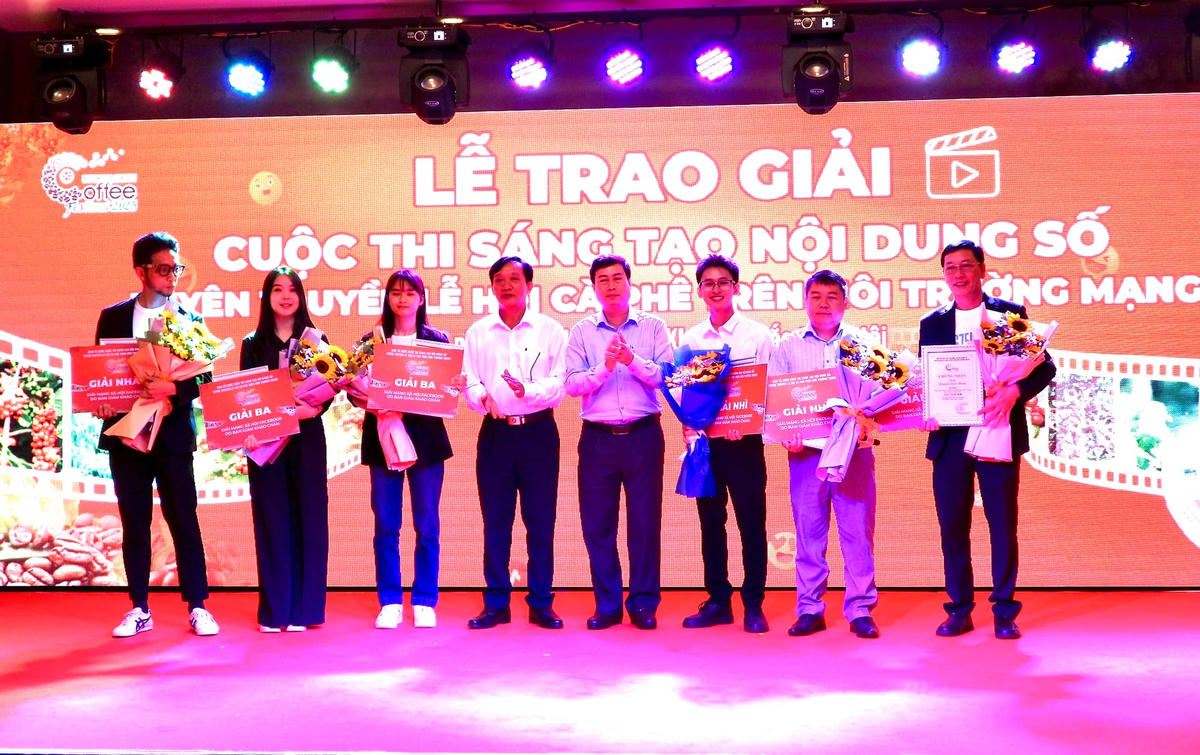 Ban tổ chức trao giải cho các tác giả đã đạt thành tích cao trong cuộc thi. Ảnh: Thanh Nga.