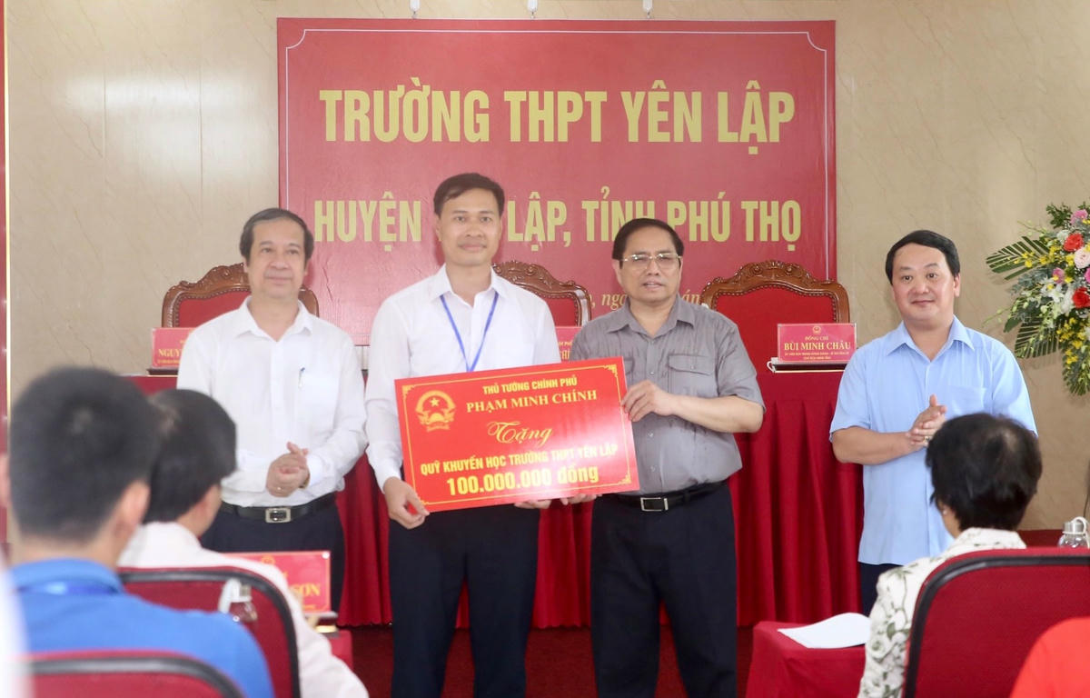 Trao quỹ khuyến học cho 2 trường