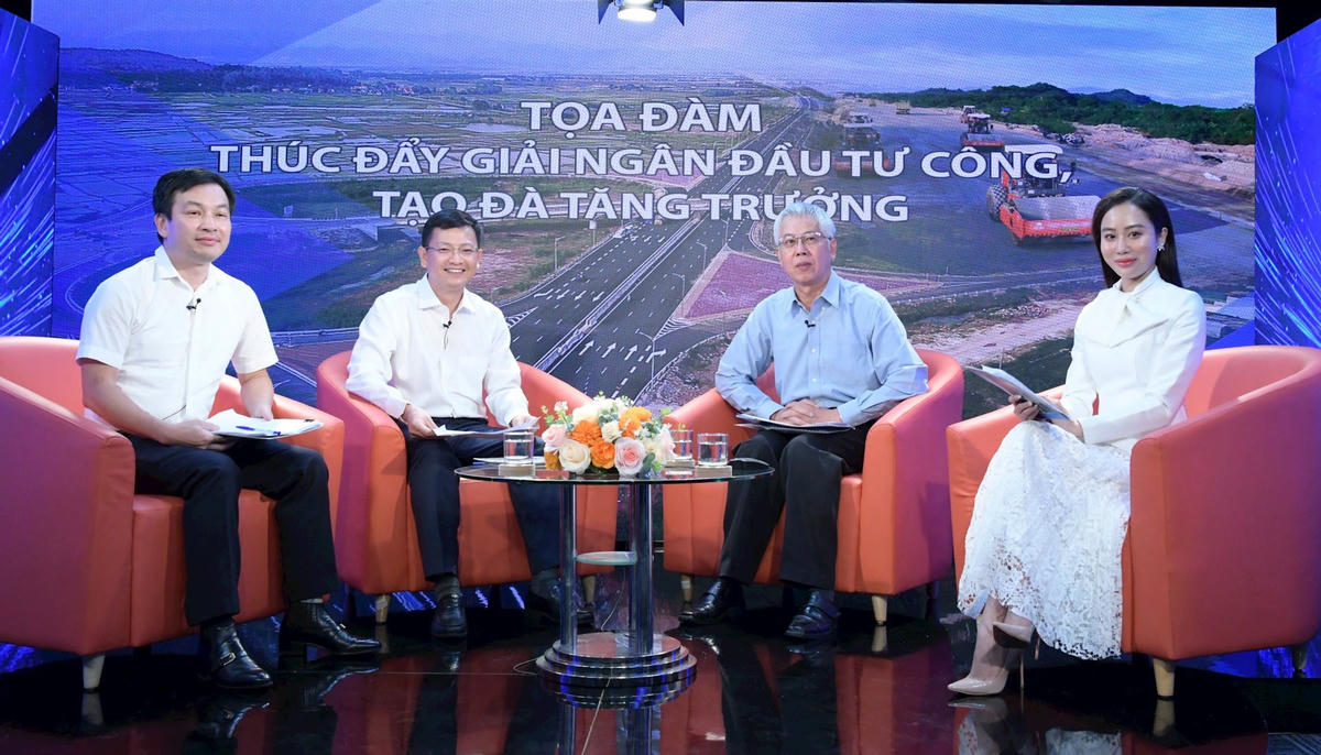 Các khách mời trao đổi tại Tọa đàm. Ảnh: Nguyễn Ly