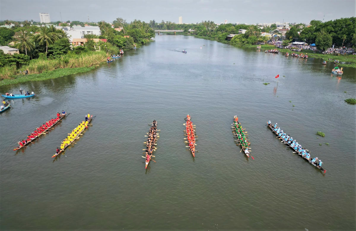 Đội thuyền đang tranh tài trên sông Tam Kỳ.