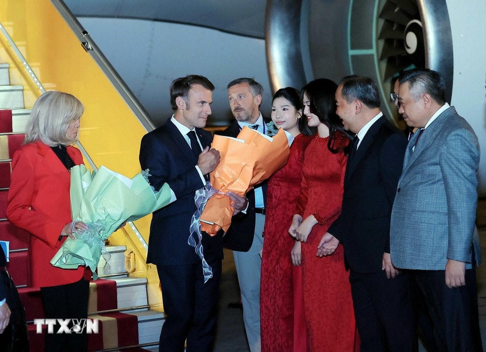 Tổng thống Pháp Emmanuel Macron và Phu nhân đến Hà Nội, bắt đầu chuyến thăm cấp Nhà nước tới Việt Nam. (Ảnh: An Đăng/TTXVN)