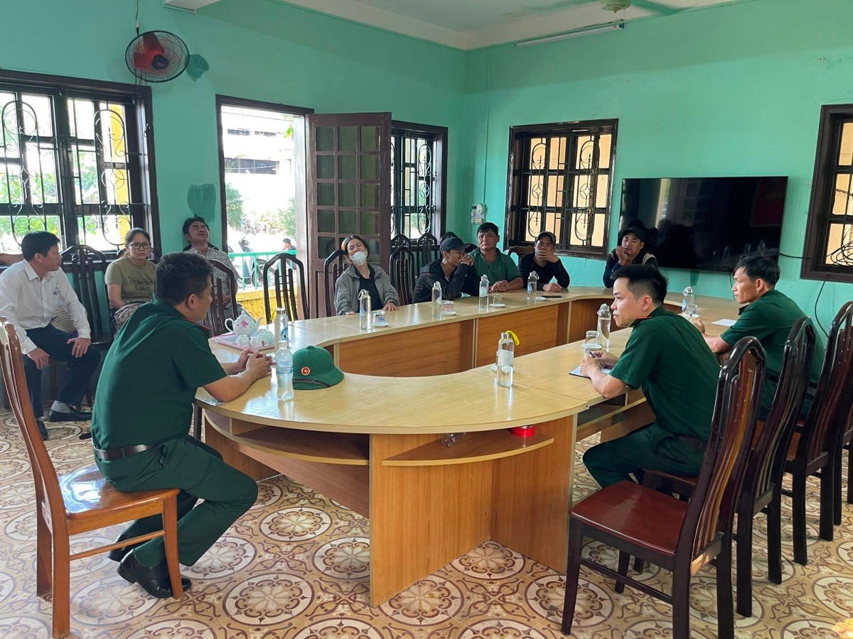 Đồn Biên phòng Triệu Vân phối hợp gặp gỡ, thăm hỏi các thuyền viên trên tàu bị cháy. Ảnh: Đồn Biên phòng Triệu Vân cung cấp.