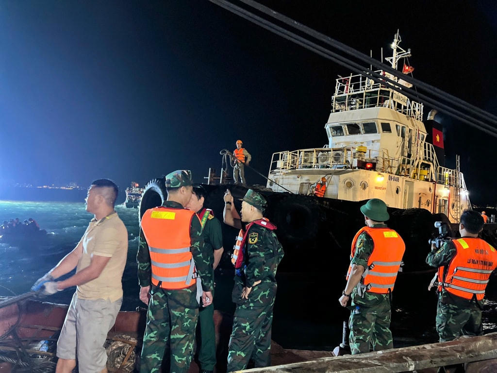 4 tàu lớn được huy động đến hiện trường để hỗ trợ công tác trục vớt và lật tàu. Ảnh PV.