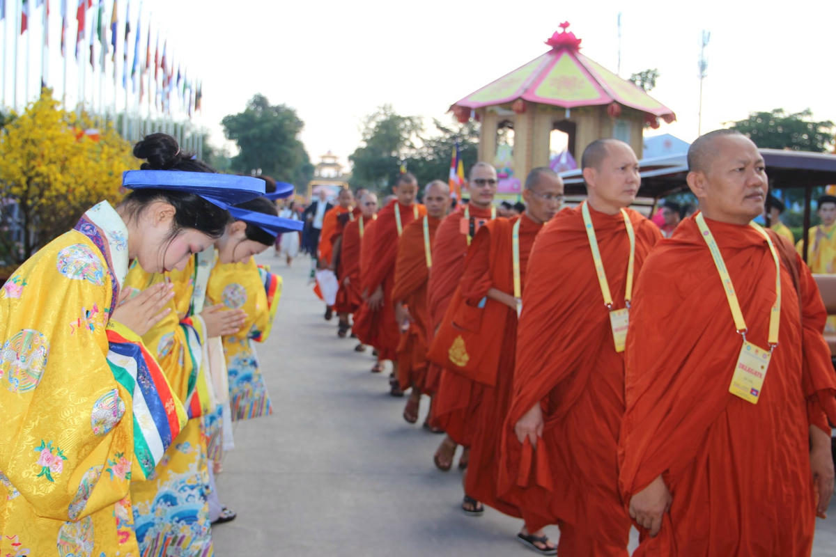 Nghi thức đón tiếp các vị khách được thực hiện trang trọng. (Ảnh Q.Định).