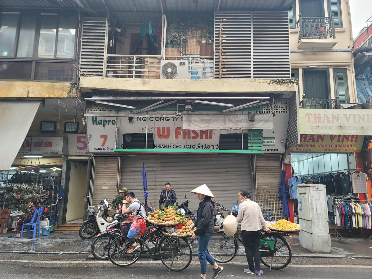 Cửa hàng đóng cửa là chỗ tụ tập của xe ôm và những người bán hàng rong.