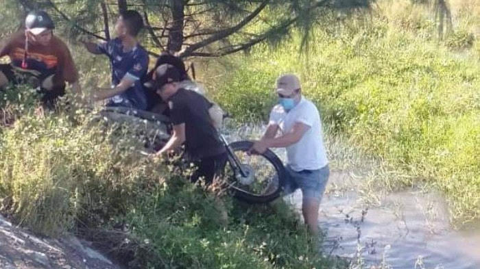 Thi thể cùng xe máy của nạn nhân được người dân trục vớt.