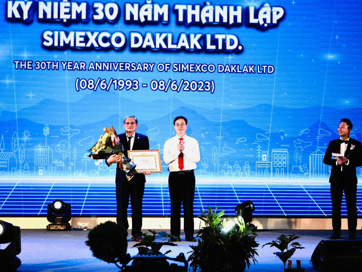 Ủy viên Trung ương Đảng, Bí thư Tỉnh ủy Nguyễn Đình Trung trao Bằng khen của Tỉnh ủy tặng ông Lê Tiến Hùng, Bí thư Đảng ủy, Chủ tịch Hội đồng thành viên Simexco Dak Lak.