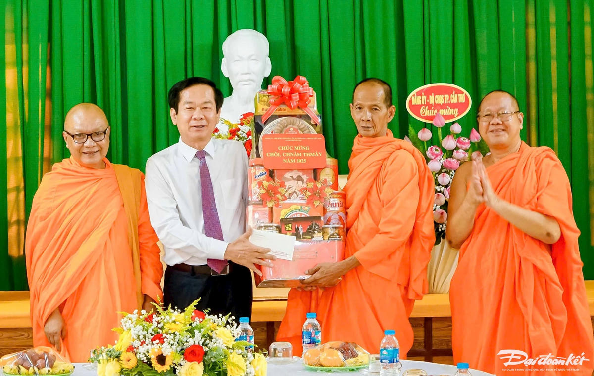 A- Lãnh đạo TP Cần Thơ tặng quà