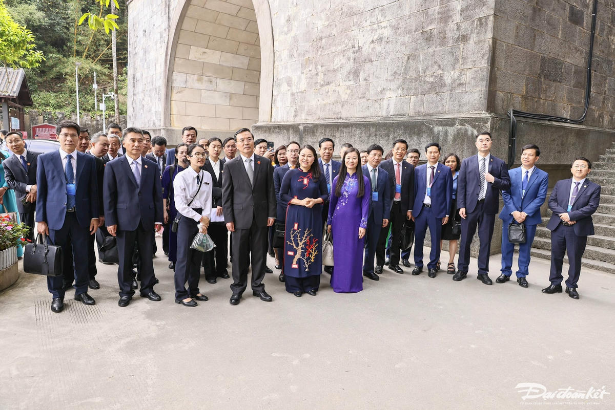 Cũng trong sáng ngày 21/4,Đoàn đại biểu cấp cao Ủy ban Trung ương MTTQ Việt Nam đã tham quan lầu Hữu Nghị Quan tại khu vực cửa khẩu Hữu Nghị Quan, Quảng Tây, Trung Quốc.