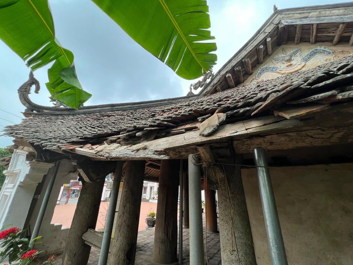 Được chống đỡ tạm bợ bằng những cột sắt