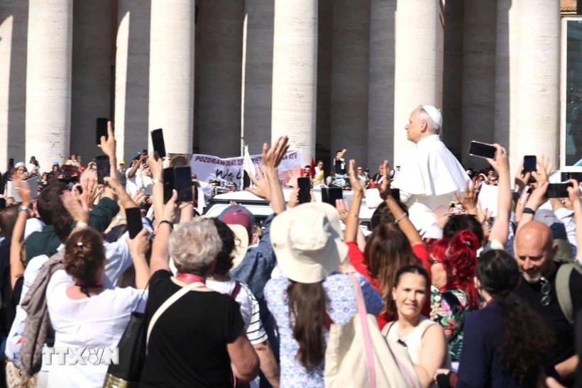 Người dân vui mừng chào đón Giáo hoàng Leo XIV. (Ảnh: DươngHoa/TTXVN)