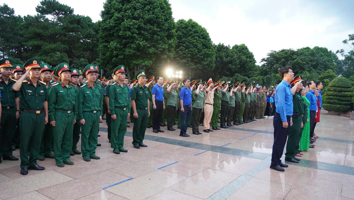 Các đại biểu và đoàn viên, thanh niên tham gia Lễ thắp nến tri ân các anh hùng liệt sĩ. Ảnh: TĐ.