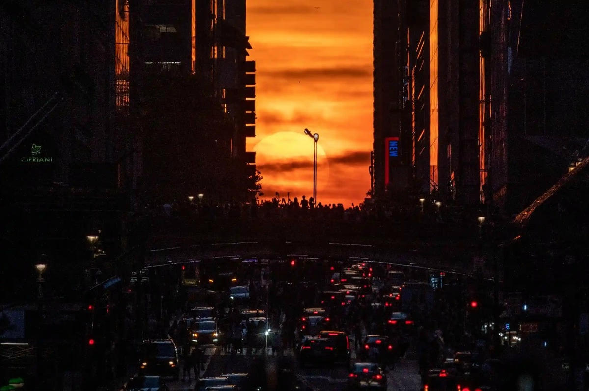 Hoàng hôn ‘Manhattanhenge’ nhìn từ Phố 42 phía Đông. Ành: Rex.
