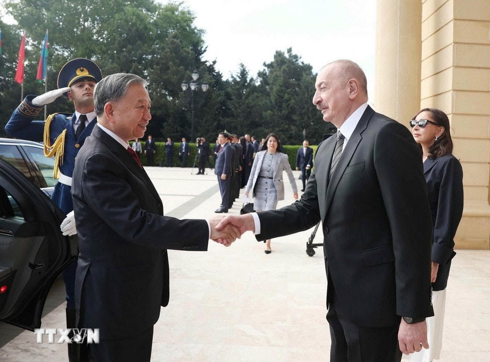 Tổng thống Azerbaijan Ilham Aliyev đón Tổng Bí thư Tô Lâm. (Ảnh: Thống Nhất/ TTXVN)
