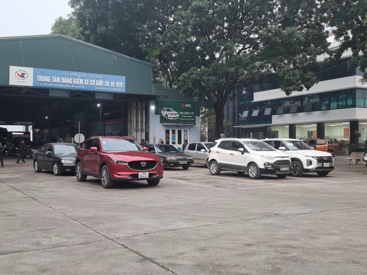 Nguyên nhân quá tải một phần vì sau Tết lượng xe cần đi đăng kiểm nhiều, phần khác là xe ở các tỉnh lân cận cũng về đây đăng kiểm.