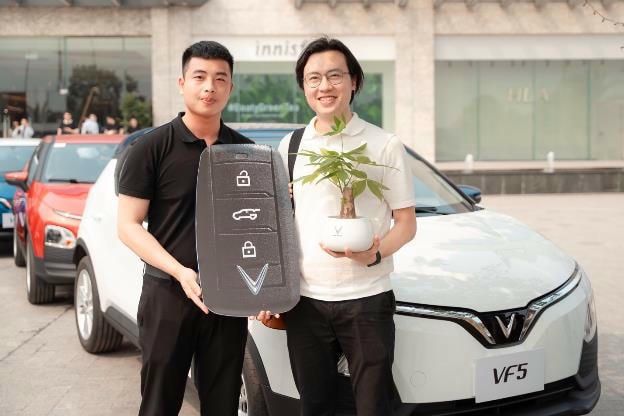 Chiếc xe anh Minh nhận từ VinFast là mẫu xe điện mới nhất của hãng, thuộc phân khúc A-SUV, với kích thước tổng thể 3.967 x 1.723 x 1.578 mm (Dài x Rộng x Cao). Chiều dài cơ sở của VF 5 Plus là 2.513 mm, với không gian được tối ưu, mang đến sự rộng rãi, thoải mái cho người dùng.