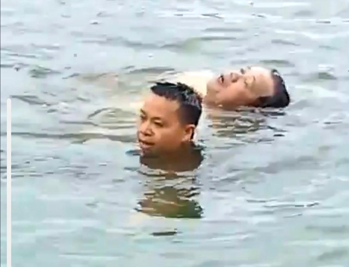 Hình ảnh Cao Văn Tiến cứu người ở Công văn Văn Lang. Ảnh Tỉnh đoàn Phú Thọ