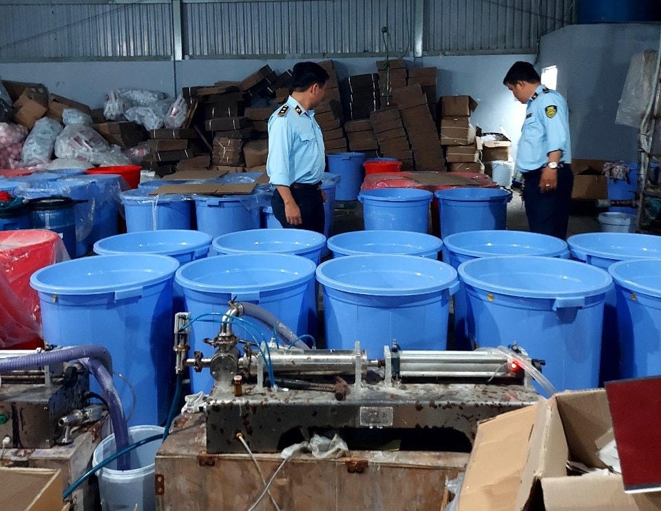 Lực lượng chưa năng phát hiện nhiều kho chứa và xưởng sản xuất mỹ phẩm giả.
