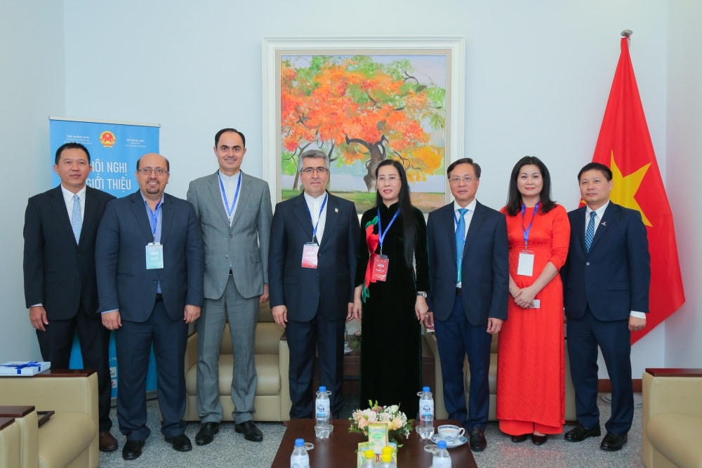 Lãnh đạo tỉnh Quảng Ngãi, Petrovietnam, BSR chụp ảnh lưu niệm cùng Đại sứ Iran tại Việt Nam.