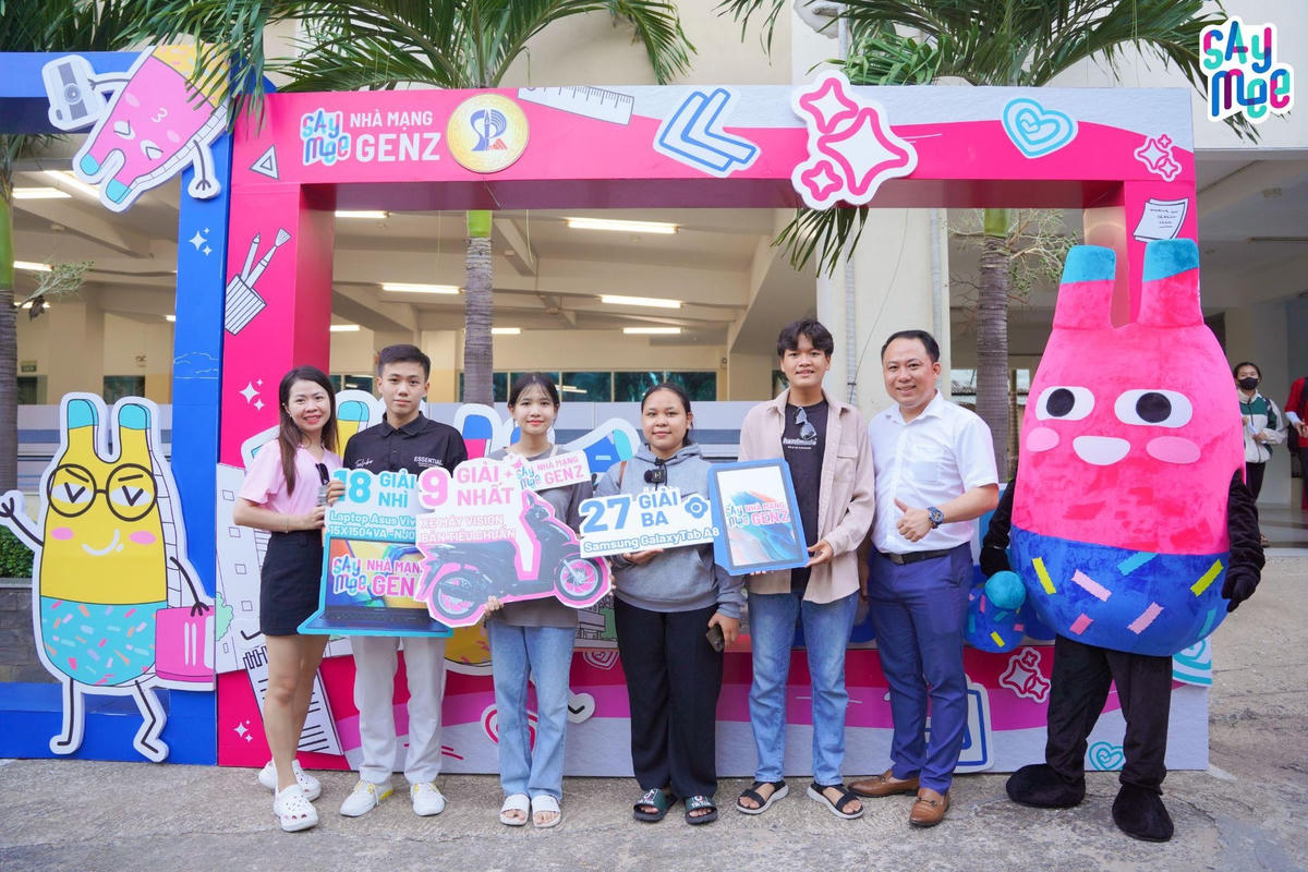 Bốn bạn sinh viên đến từ Đại học Đà Nẵng đã quay trúng quà khủng ngay tại sự kiện.