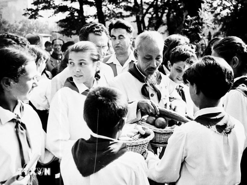 Chủ tịch Hồ Chí Minh đến thăm thiếu niên Bulgaria tại Cung Thiếu niên ở thủ đô Sofia (16/8/1957). (Ảnh: TTXVN)