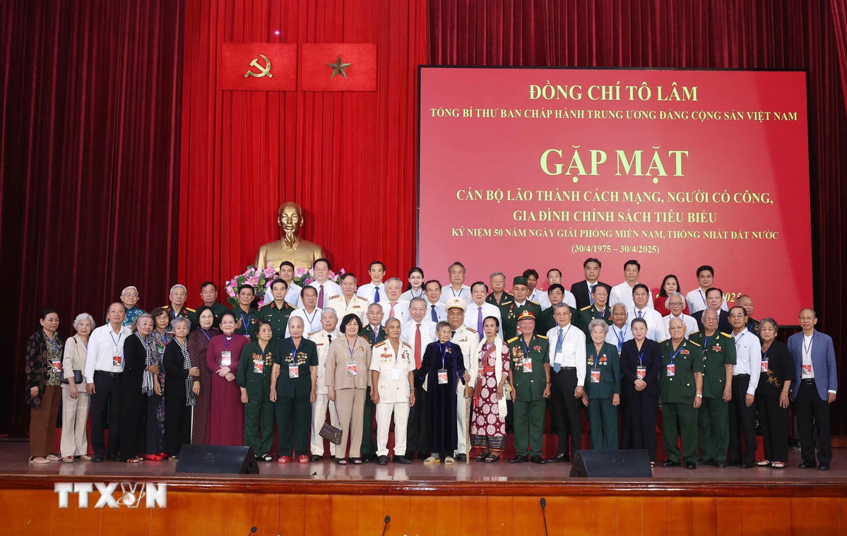 Tổng Bí thư Tô Lâm và các đại biểu. (Ảnh: Thống Nhất/TTXVN) ttxvn-tong-bi-thu-to-lam-lao-thanh-cach-mang-4.jpg