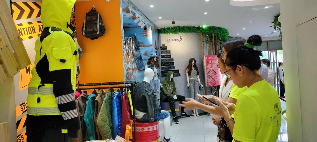 Doanh nghiệp dệt may tham gia tuần lễ triển lãm sản phẩm.