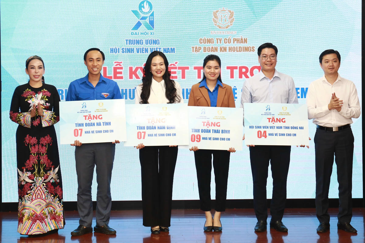 Trao hỗ trợ Chương trình nhà vệ sinh cho em cho các tỉnh, thành đoàn.