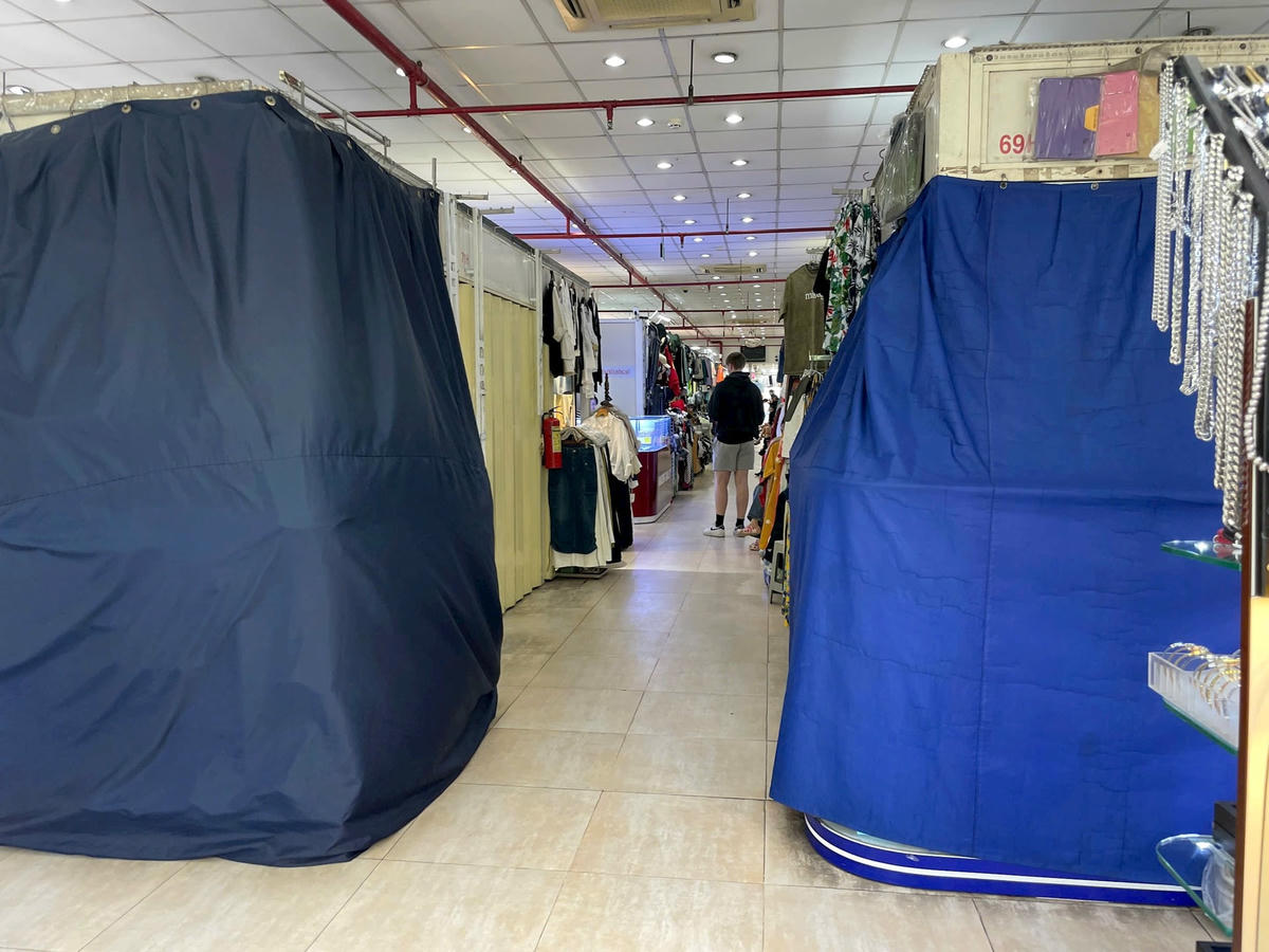 Chơ - Sợ bị tái kiểm tra hàng giả, hàng nhái nhiều tiểu thương Sài Gòn Square đóng cửa để bào toàn.