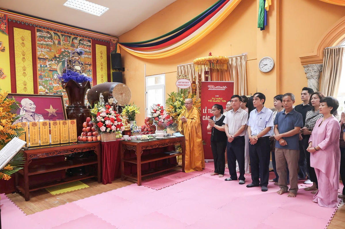 Lễ tưởng niệm và nguyện cầu quốc thái dân an tại chùa Sủi (xã Gia Lâm, Hà Nội) diễn ra trong không khí trang trọng, xúc động và đầy ý nghĩa. Ảnh: Quang Vinh.