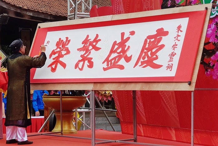 3.Tục khai bút đầu xuân được phục dựng tại đền thờ thầy giáo Chu Văn An và trở thành hoạt động văn hóa, giáo dục ý nghĩa.