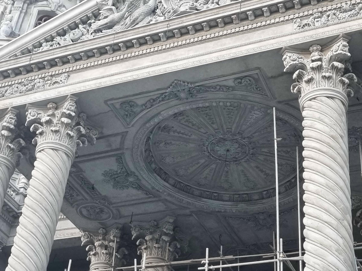 Thân cột được đắp vẽ, soi rãnh sắc nét, cầu kỳ. Ảnh: Ngô Hùng