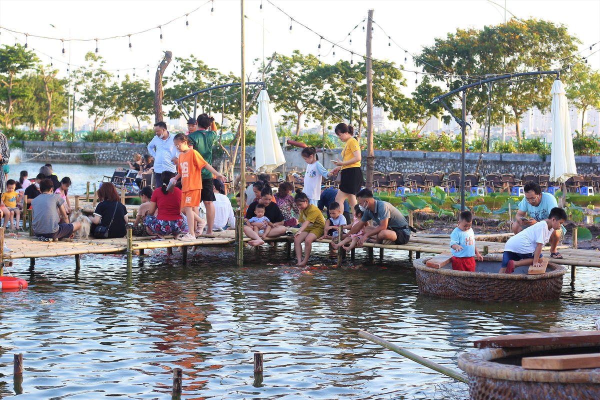 Không chỉ giới trẻ mà còn có rất nhiều gia đình đưa con nhỏ đến tham gia hoạt động cho cá Koi ăn.