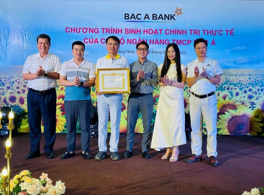 Chi bộ Ngân hàng TMCP Bắc Á nhận bằng khen Tập thể đạt tiêu chuẩn tổ chức Đảng “Hoàn thành xuất sắc nhiệm vụ năm 2022” của Đảng ủy Khối.