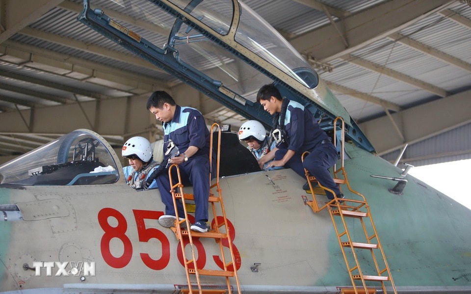 Đơn vị hỗ trợ mặt đất tại Sân bay Biên Hòa thực hiện kiểm tra kỹ thuật của máy bay trước khi cất cánh và sau khi hoàn thành chuyến bay trở về. (Ảnh: Lê Xuân/TTXVN)