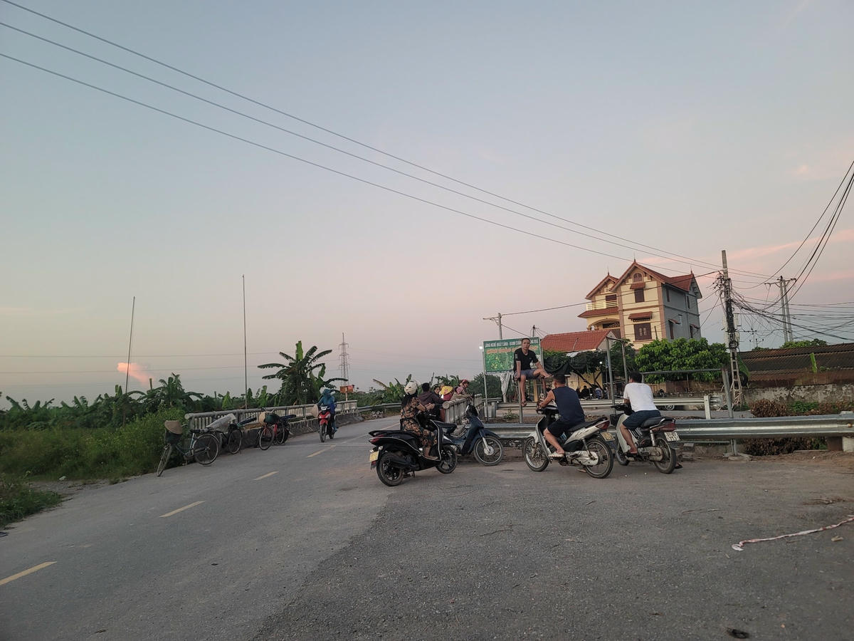 Người dân thôn Đồng Quê, xã Mễ Sở, huyện Văn Giang, tỉnh Hưng Yên chưa hết bàng hoàng và thương xót cháu bé bị sát hại.