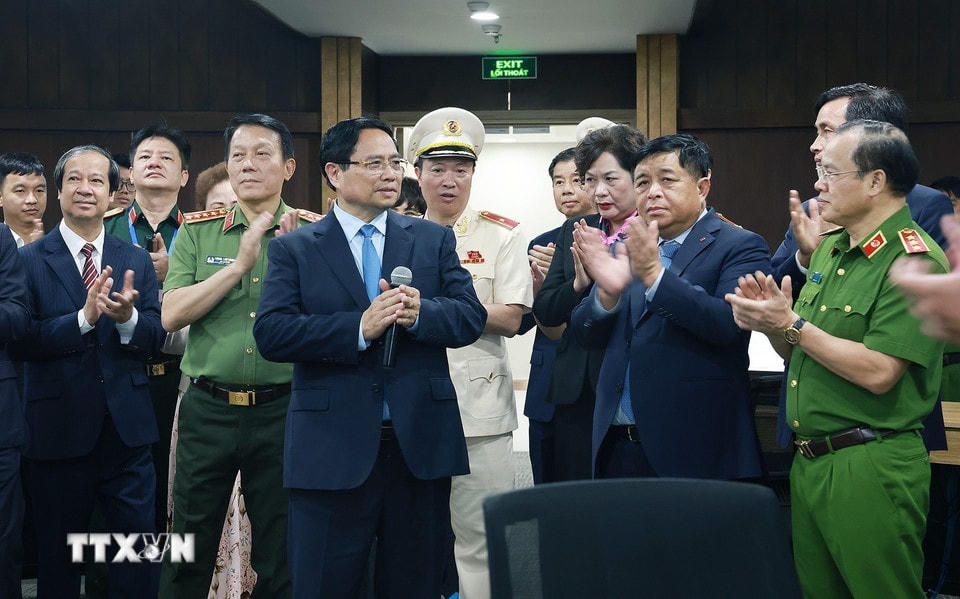 Thủ tướng Phạm Minh Chính thăm trung tâm chỉ huy của Trung tâm Dữ liệu quốc gia. (Ảnh: Dương Giang/TTXVN)