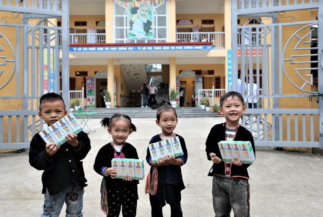 Gần nửa triệu em nhỏ tại các mái ấm, trung tâm bảo trợ xã hội… đã được thụ hưởng chương trình Quỹ sữa Vươn cao Việt Nam suốt 15 năm qua.