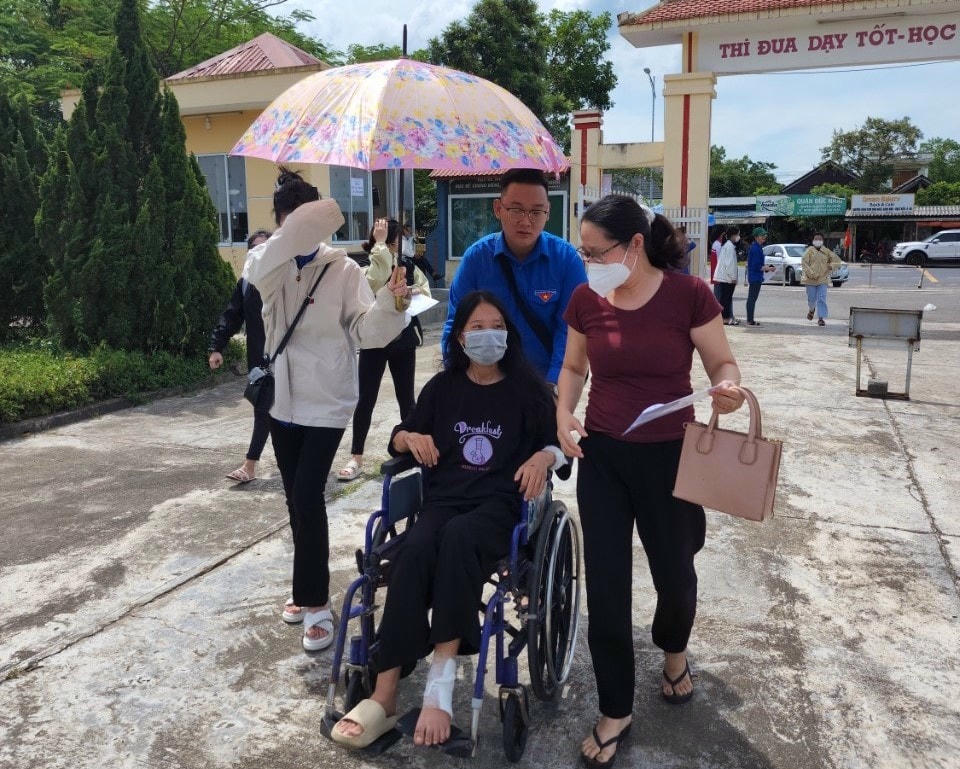 Mô hình “Xe ôm miễn phí”, máy tính cho mượn, Atlat cho mượn, tủ giữ đồ cá nhân… cũng được triển khai để hỗ trợ tối đa cho các sĩ tử tham gia dự thi tốt nghiệp THPT năm 2022.