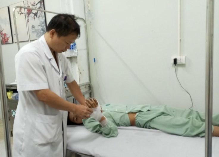 Bác sĩ kiểm tra cho bệnh nhân sau phẫu thuật.