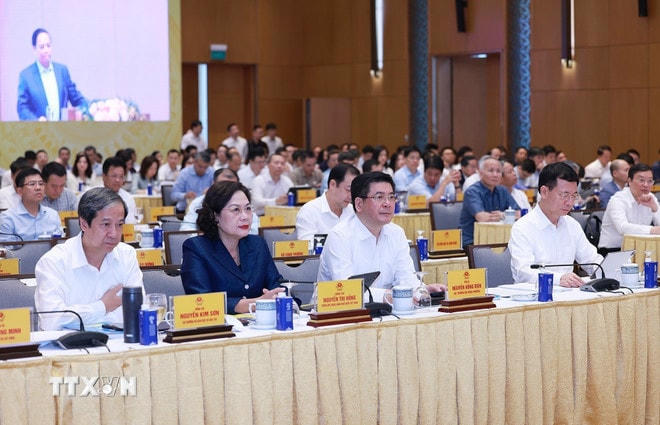 Các đại biểu tham dự Phiên họp lần thứ 3 Bản Chỉ đạo về phát triển khoa học, công nghệ, đổi mới sáng tạo, chuyển đổi số và Đề án 06. (Ảnh: Dương Giang/TTXVN) ttxvn-thu-tuong-chu-tri-phien-hop-lan-thu-3-cua-ban-chi-dao-phat-trien-khcn-va-de-an-06-3.jpg