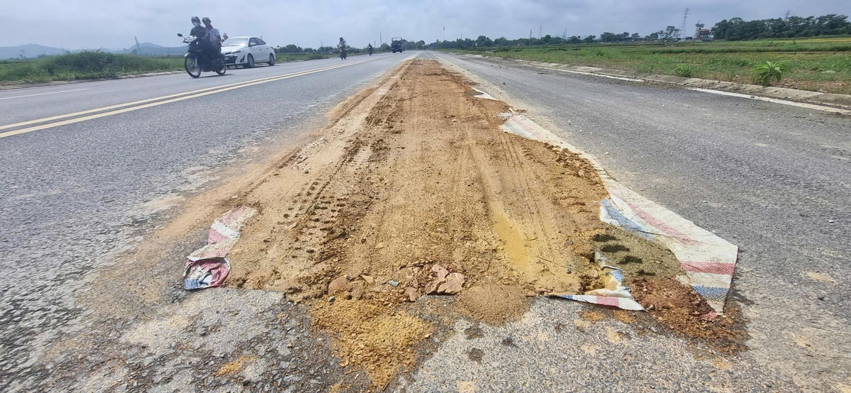 Nhằm làm rõ các thông tin phản ánh của người dân, trao đổi với Báo Đại Đoàn Kết, ông Nguyễn Trung Thành, Phó Chủ tịch UBND huyện Đô Lương cho biết: “Chúng tôi đã nắm rất rõ về dự án nói trên. Việc người dân phản ánh về chất lượng công trình là có cơ sở. Tuy nhiên, do dự án chưa được nghiệm thu, bàn giao nên trách nhiệm vẫn thuộc về nhà thầu thi công. Dù sau này huyện có nhận bàn giao hay chuyển giao về tỉnh, thì nhà thầu vẫn phải xử lý triệt để các tồn tại về chất lượng. Hiện đơn vị thi công đan