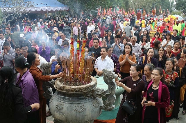 Lễ hội thu hút hàng nghìn khách thập phương tham dự. Ảnh Tuấn Trung
