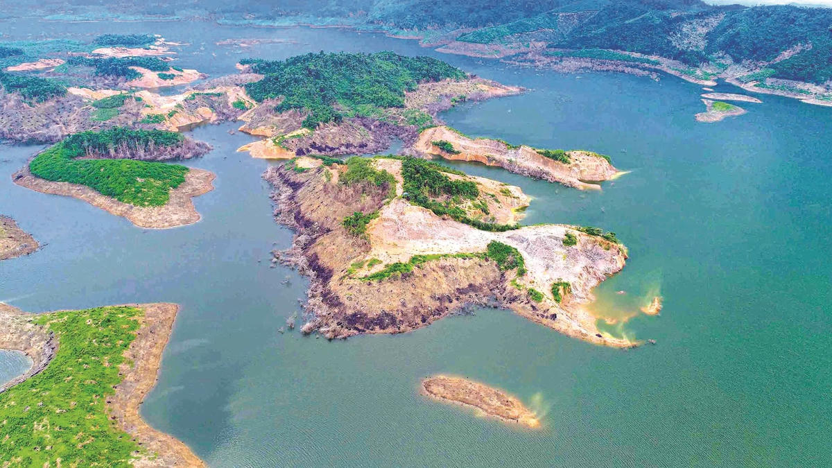 9. Cụm đảo nổi giữa hồ Ngàn Trươi tạo nên cảnh quan đặc trưng trong vùng lõi Vườn quốc gia Vũ Quang