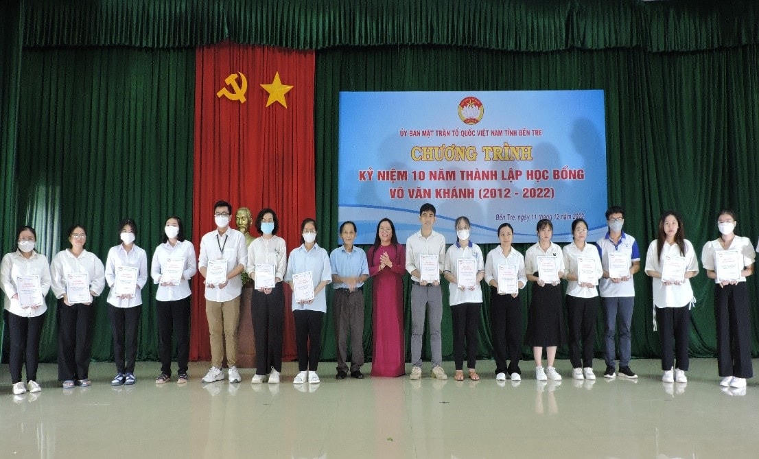 Trao học bổng cho các em.