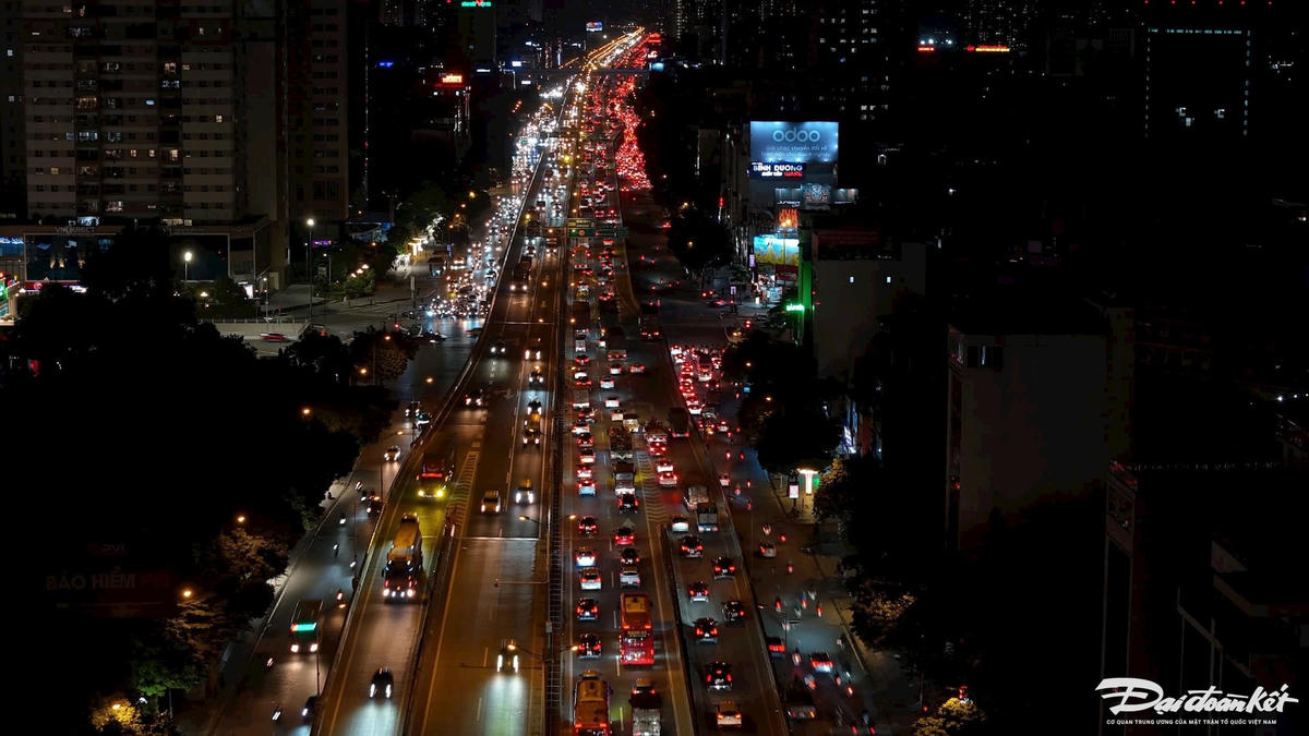 Tình trạng ùn tắc diễn ra cả trên cao và dưới thấp