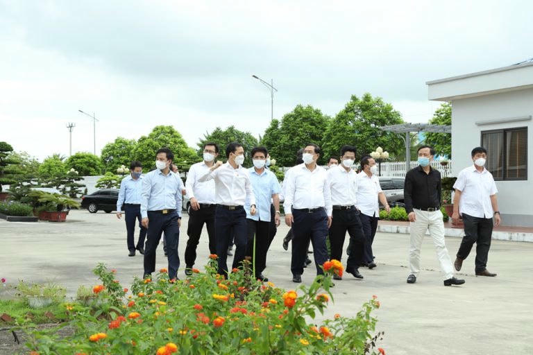 Điểm chỉ số “Tính năng động của chính quyền” tỉnh Nam Định năm 2021 tiếp tục được cải thiện, đạt 6,73 điểm, tăng 0,81 điểm so với năm 2020. Trong ảnh: Bí thư Tỉnh ủy Nam Định Phạm Gia Túc cùng lãnh đạo UBND tỉnh khảo sát hoạt động tại Khu công nghiệp Bảo Minh (huyện Vụ Bản).