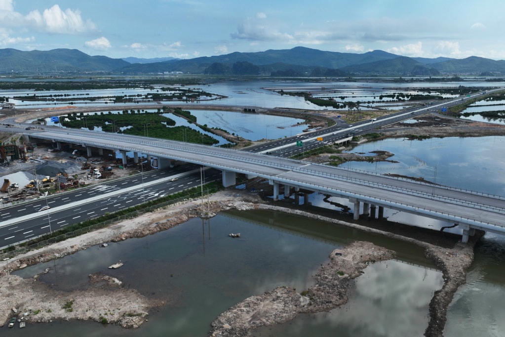 Hạng mục chỉnh cầu vượt cao tốc và các nhánh rẽ nút giao Hạ Long Xanh (TX Quảng Yên) đang được hoàn thiện. Ảnh: Đỗ Phương